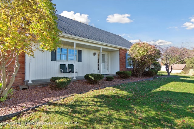 view of front of home with a front lawn