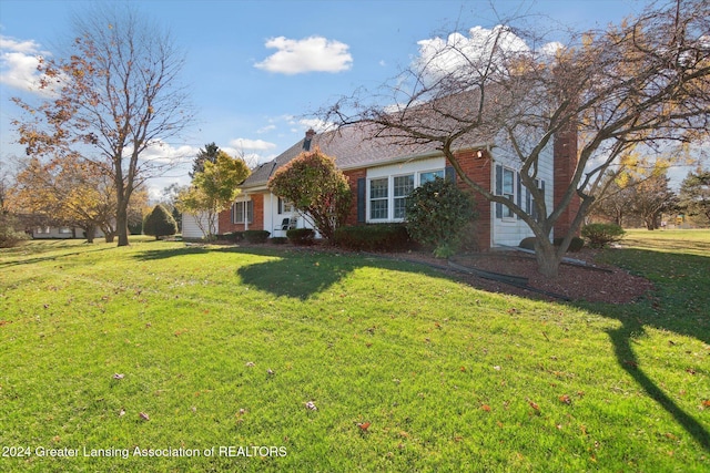 view of front of house featuring a front lawn