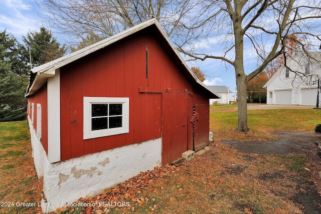 view of outdoor structure with a yard