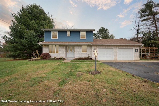 view of front property featuring a garage and a lawn