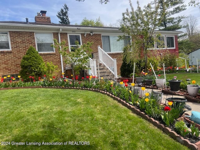 view of front facade with a front lawn