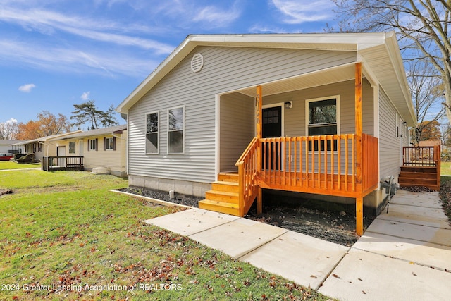 view of front of property featuring a front lawn and covered porch