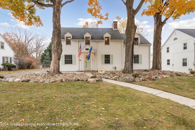 view of front of home featuring a front lawn