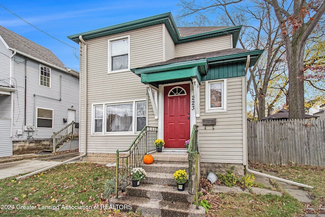 223 S Pennsylvania Ave, Lansing, MI 48912 - view of front of home with fence