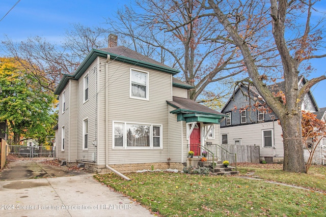 view of front of property featuring a front lawn