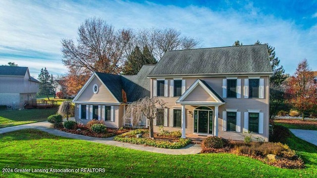 colonial house featuring a front yard