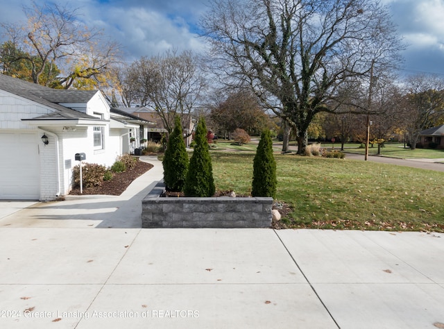 view of yard with a garage