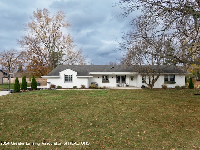 view of front facade with a front yard