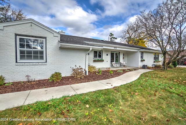 single story home featuring a front lawn and a porch