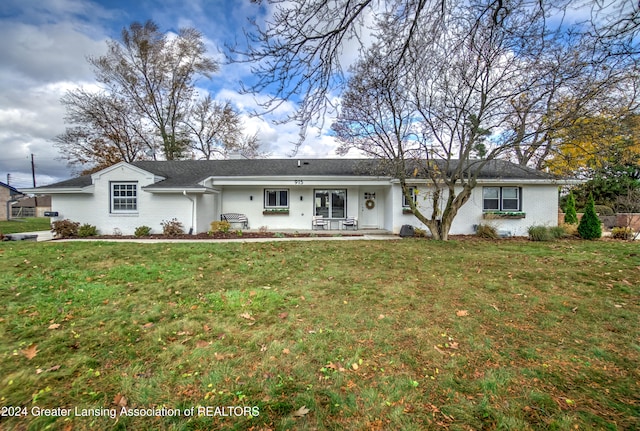 view of front of property with a front lawn