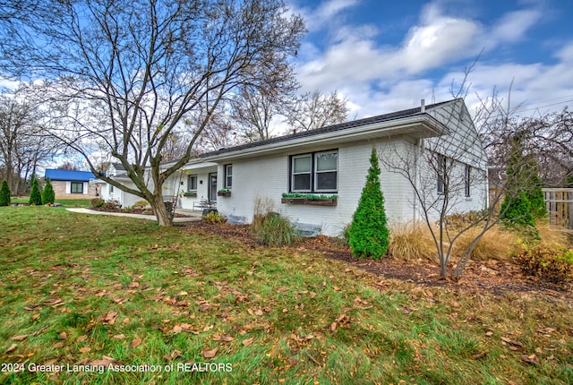 single story home featuring a front lawn