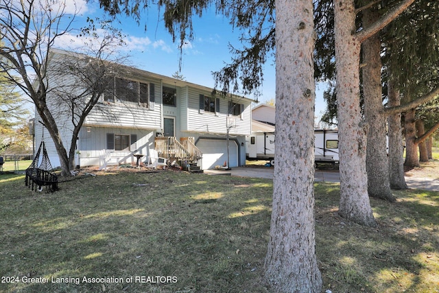 view of front of house featuring a garage and a front yard