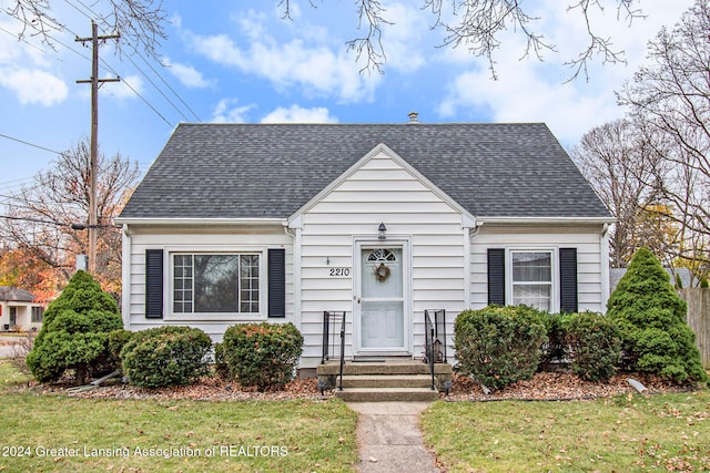 bungalow-style home featuring a front lawn