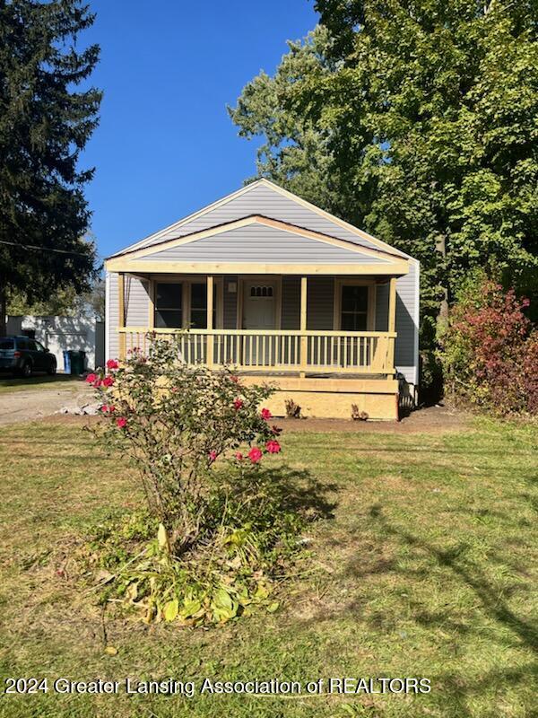 view of front of house featuring a porch and a front lawn