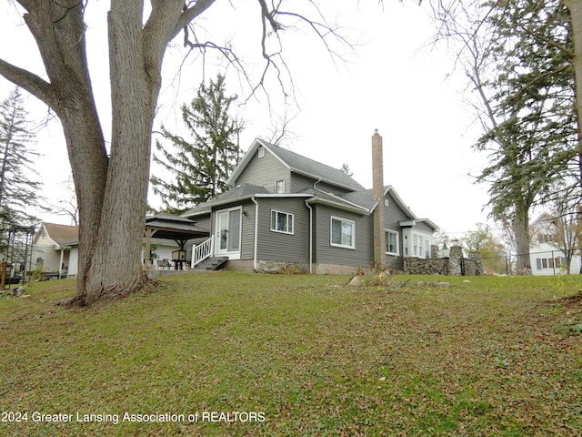 view of side of property featuring a lawn