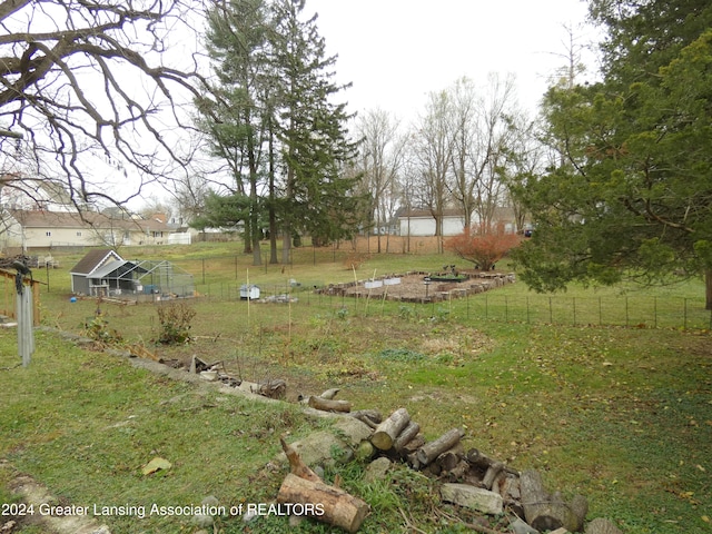 view of yard featuring an outdoor structure