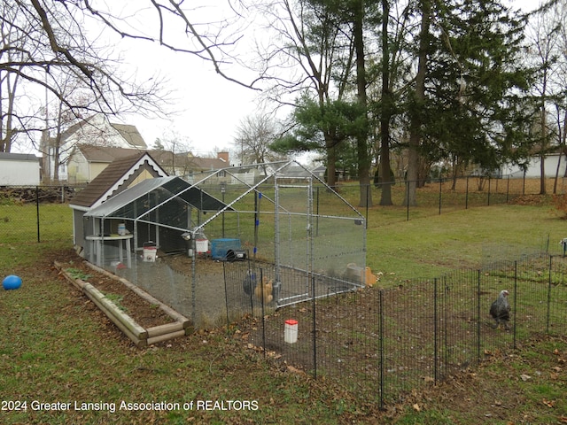 view of yard with an outdoor structure