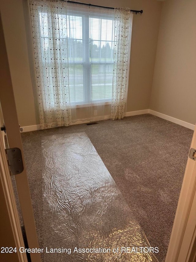 spare room with carpet flooring