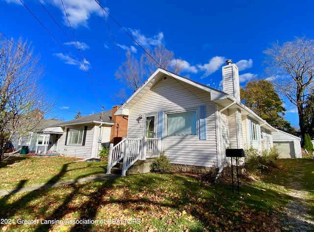 view of front of property with a front yard