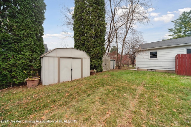 view of yard featuring a storage shed