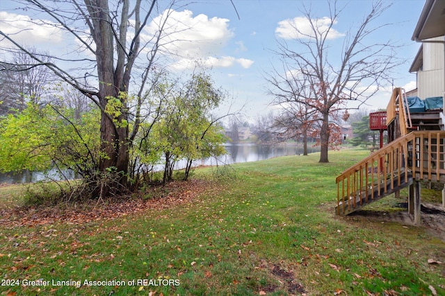 view of yard featuring a water view