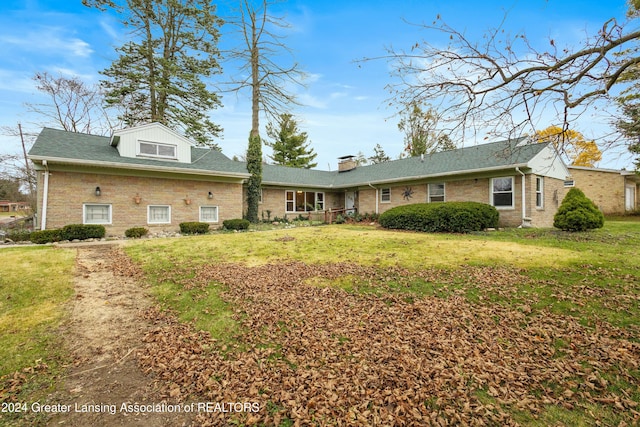 view of front of property with a front yard