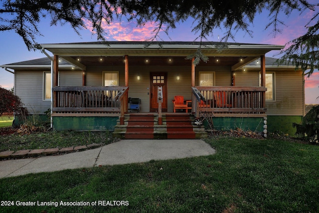 view of front of property featuring a lawn and covered porch