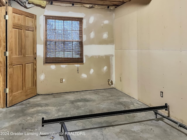 unfurnished room featuring concrete floors