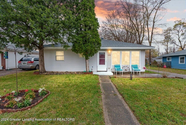 view of front of property featuring a lawn