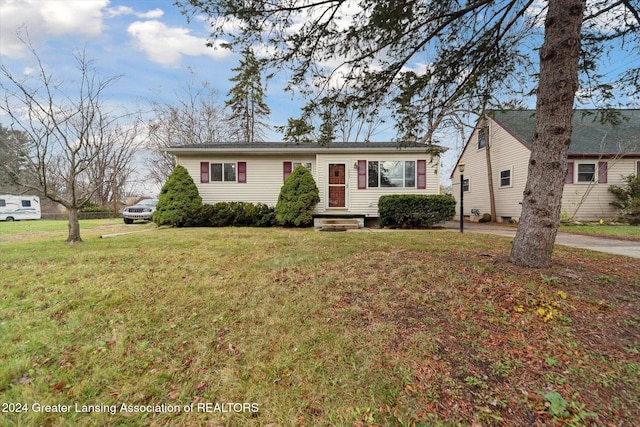 view of front of home featuring a front yard