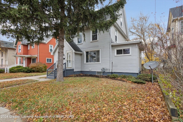 view of front of home featuring a front lawn