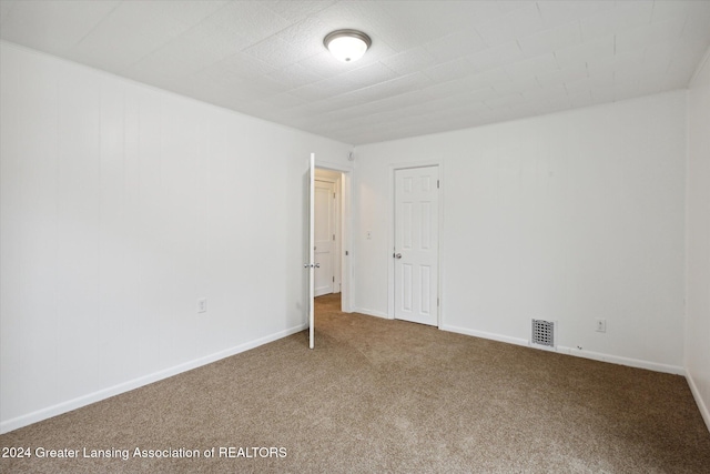 unfurnished room featuring carpet