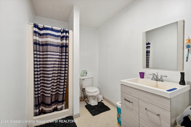 bathroom featuring a shower with curtain, vanity, and toilet