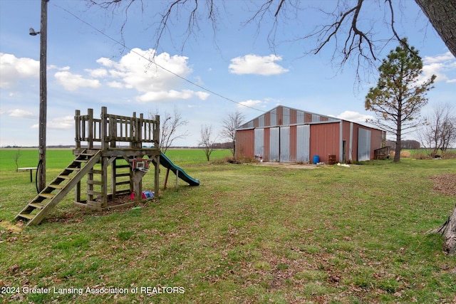 view of yard featuring a rural view