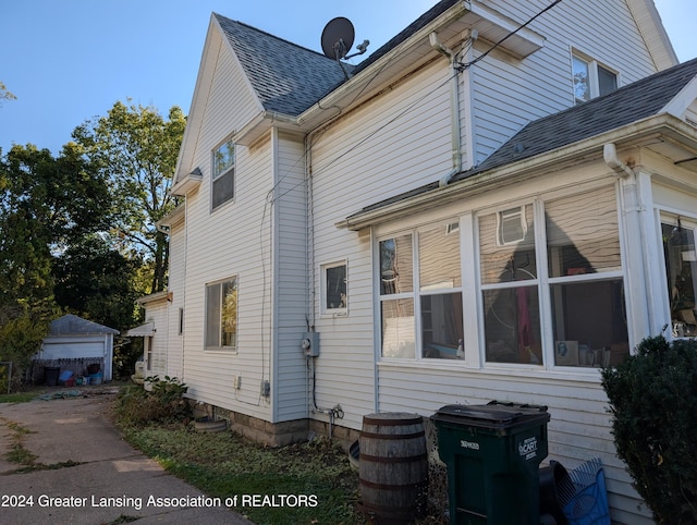 view of side of home featuring an outdoor structure and a garage