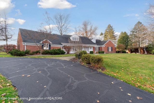 view of front of home featuring a front yard