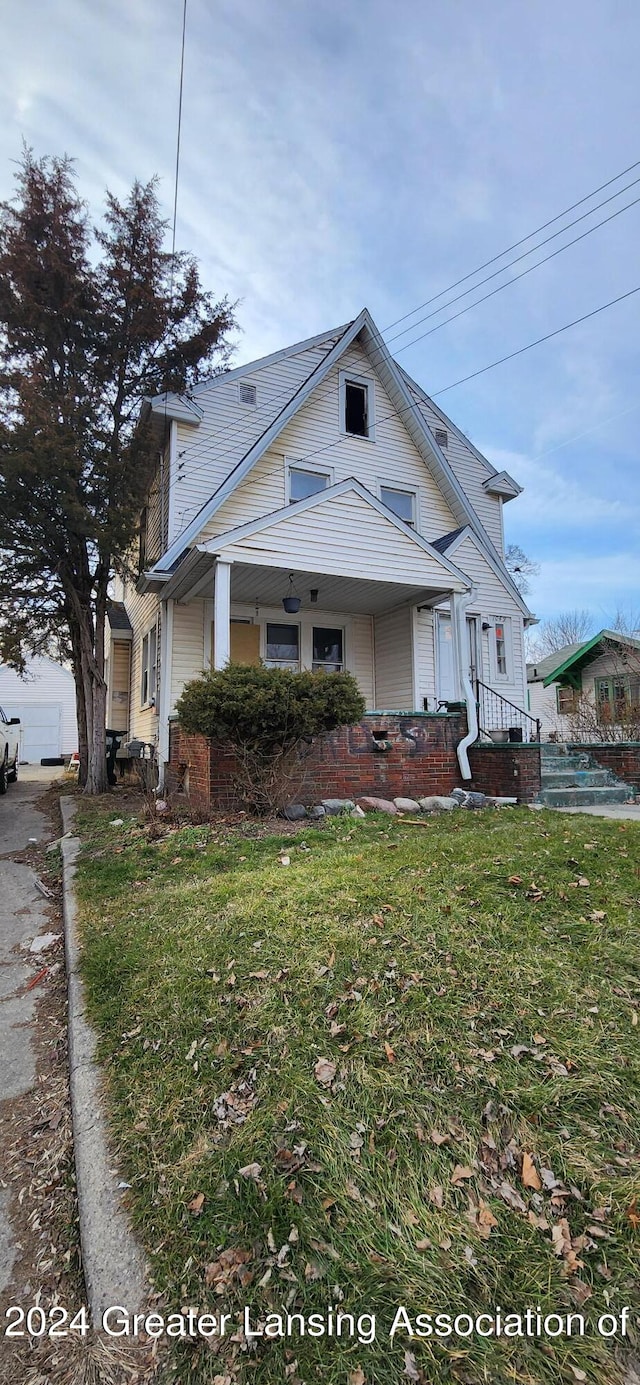 view of front facade featuring a front lawn