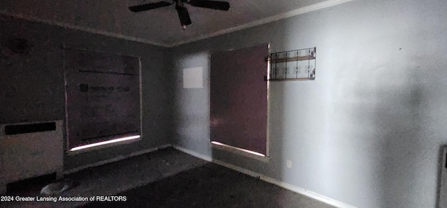 empty room featuring ceiling fan and ornamental molding