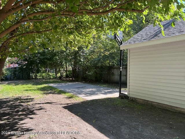 view of yard featuring a patio