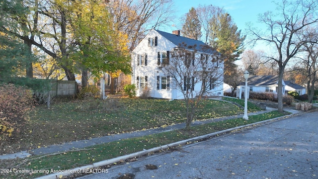 view of front of house with a front lawn