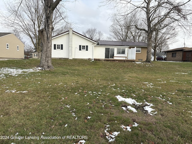 view of front of property with a front lawn