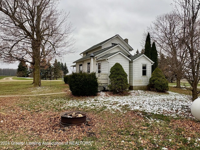 view of front of home with a front lawn