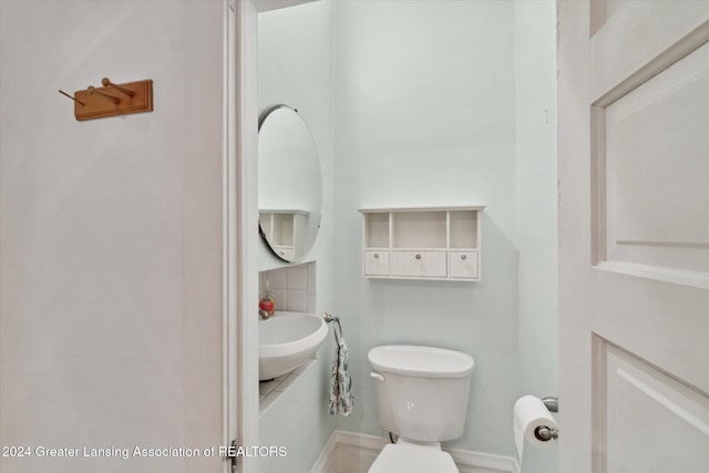 bathroom featuring toilet and sink