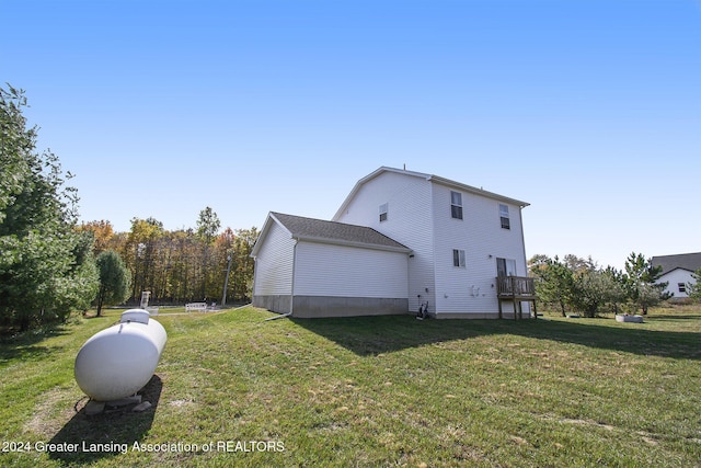 view of side of property featuring a lawn