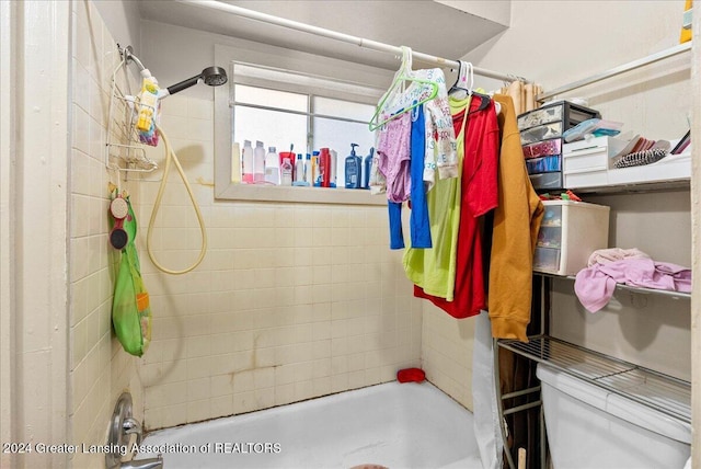 bathroom featuring shower / tub combo