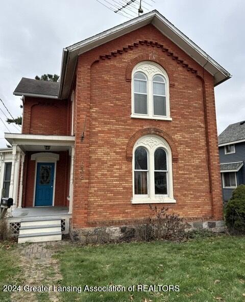 view of front of home featuring a front lawn