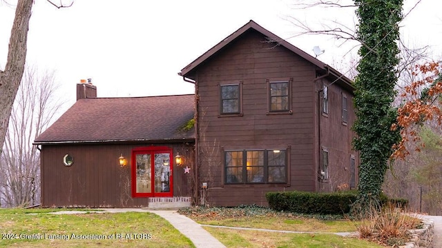 front of property with a front lawn