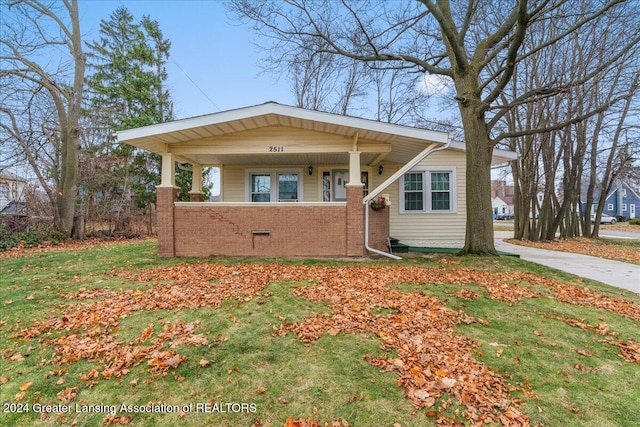 view of front of house featuring a porch and a front lawn