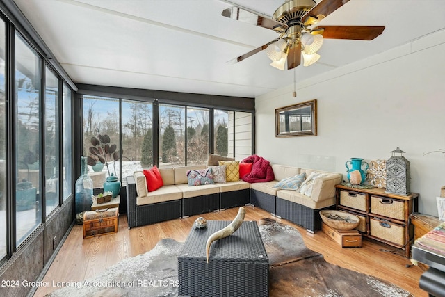 sunroom with ceiling fan