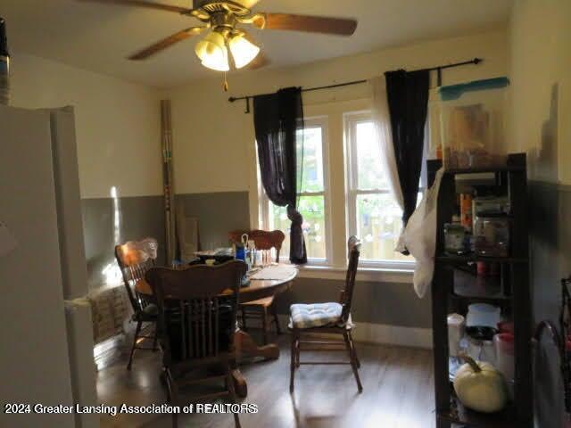 dining space with ceiling fan